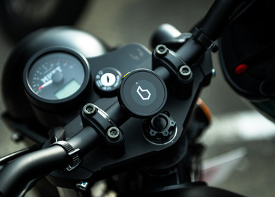 Beeline motorcycle satnav on the handlebars of a Mutt Motorcycle photo taken by Rob Senior
