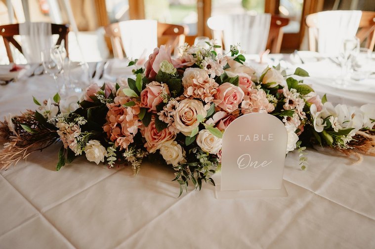a flower table setting at brookfield barn wedding venue