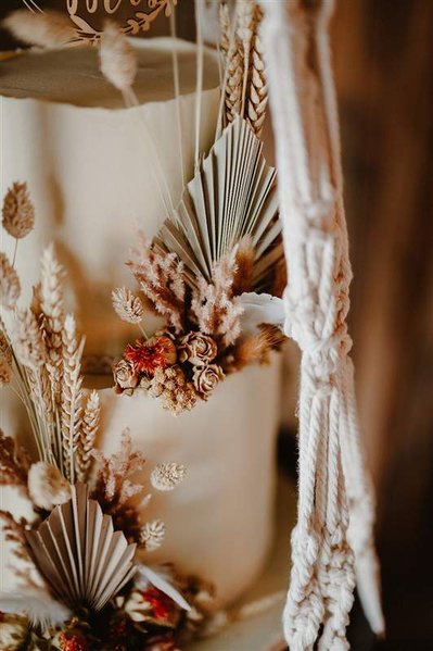 details of a wedding cake with amazing dried flowers