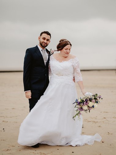 wedding portraits on a windy beach in margate