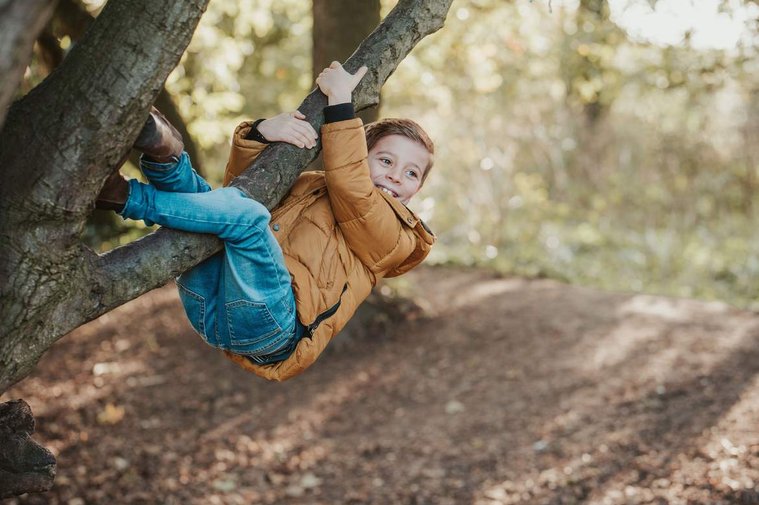 thanet family photographer captures boy hanging off tree in king george park during photography