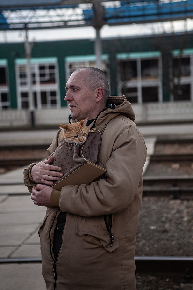 Une fois pris en charge par les volontaires, comme ceux de l’ONG Vostock SOS, les civils sont évacués plus à l’arrière afin de prendre des transports pour rejoindre le centre et l’ouest de l’Ukraine.