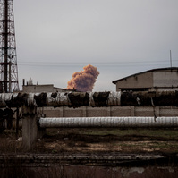 Un réservoir d’ammoniac a explosé suite à des bombardements. 