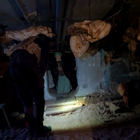Ceux qui n’ont pas pu fuir la ville se sont réfugiés dans les souterrains, les caves et les sous-sols pour tenter de se protéger.
