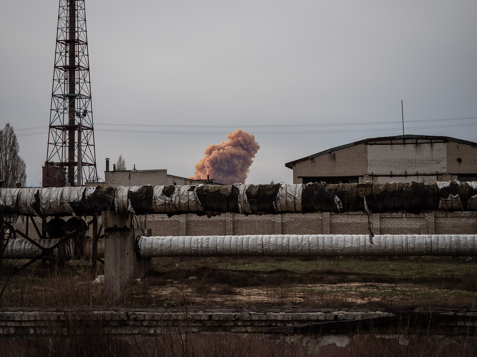 Un réservoir d’ammoniac a explosé suite à des bombardements. 