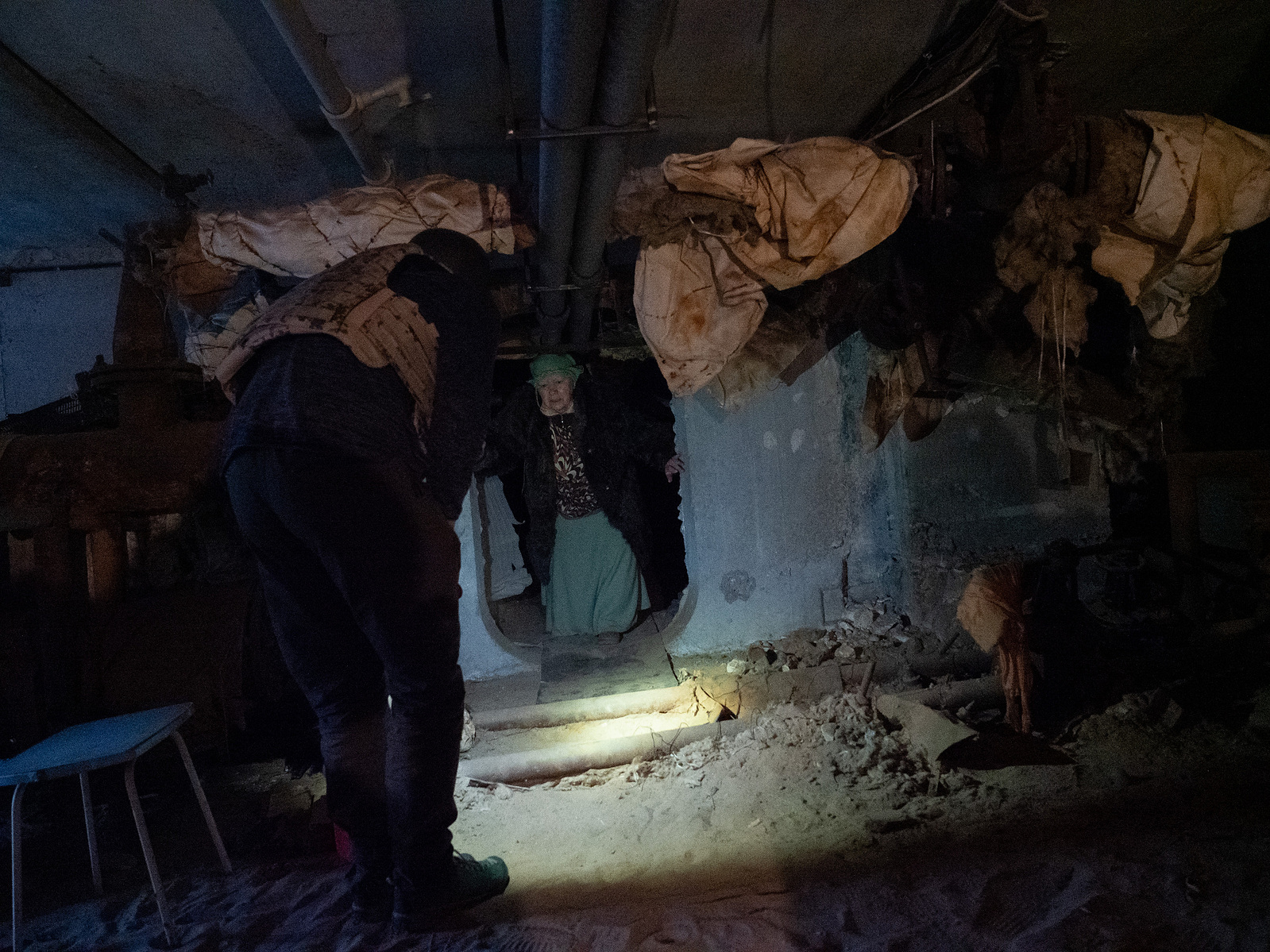 Ceux qui n’ont pas pu fuir la ville se sont réfugiés dans les souterrains, les caves et les sous-sols pour tenter de se protéger.
