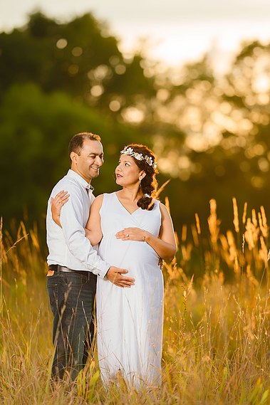 Stunning golden hour maternity picture in Riveredge Nature Center. 