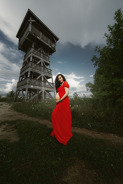 Enchanting pregnancy photoshoot in Mequon, Wisconsin. Beautiful maternity photo was taken in Mequon Nature Preserve Mequon Wisconsin. 