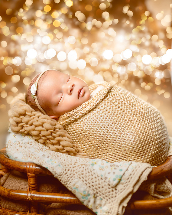 Christmas theme newborn photoshoot. Newborn photography in Mequon Wisconsin. 
