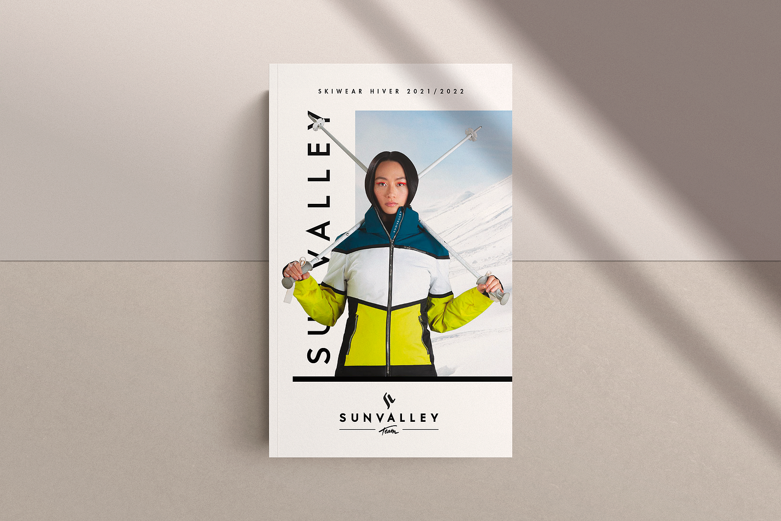 Retouches et montages photos, direction artistique et créations de concepts publicitaires. Mise en page des Lookbook pour la marque de skiwear et de doudounes Sunvalley. 
