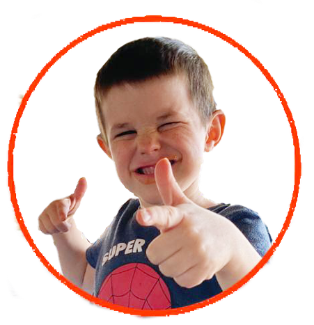 Mi hijo lucas guinãndo un ojo a cámara y sonriendo y señalando a cámara con actitud de decir CORREEECTO! 