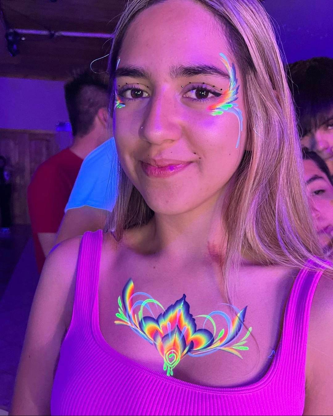 Animation maquillage Fluo pour soirée dansante dans un bar avec lumière noire.
Produits fluorescents réagissant à la lumière ultraviolette UV.