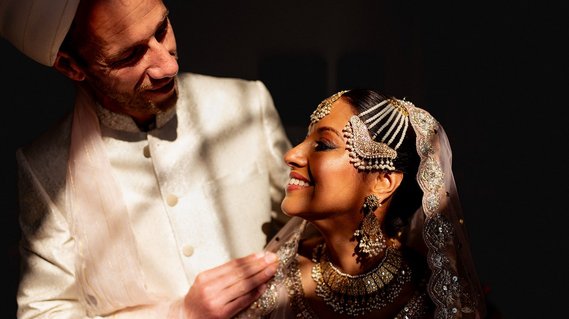 L'avis mariée de Rabeea pour ma prestation maquillage mariée lors de son mariage en Mai 2024. Un magnifique mariage Franco-Indien, ou j'ai pu réaliser plusieurs maquillages sophistiqués pour aller avec ses tenues.