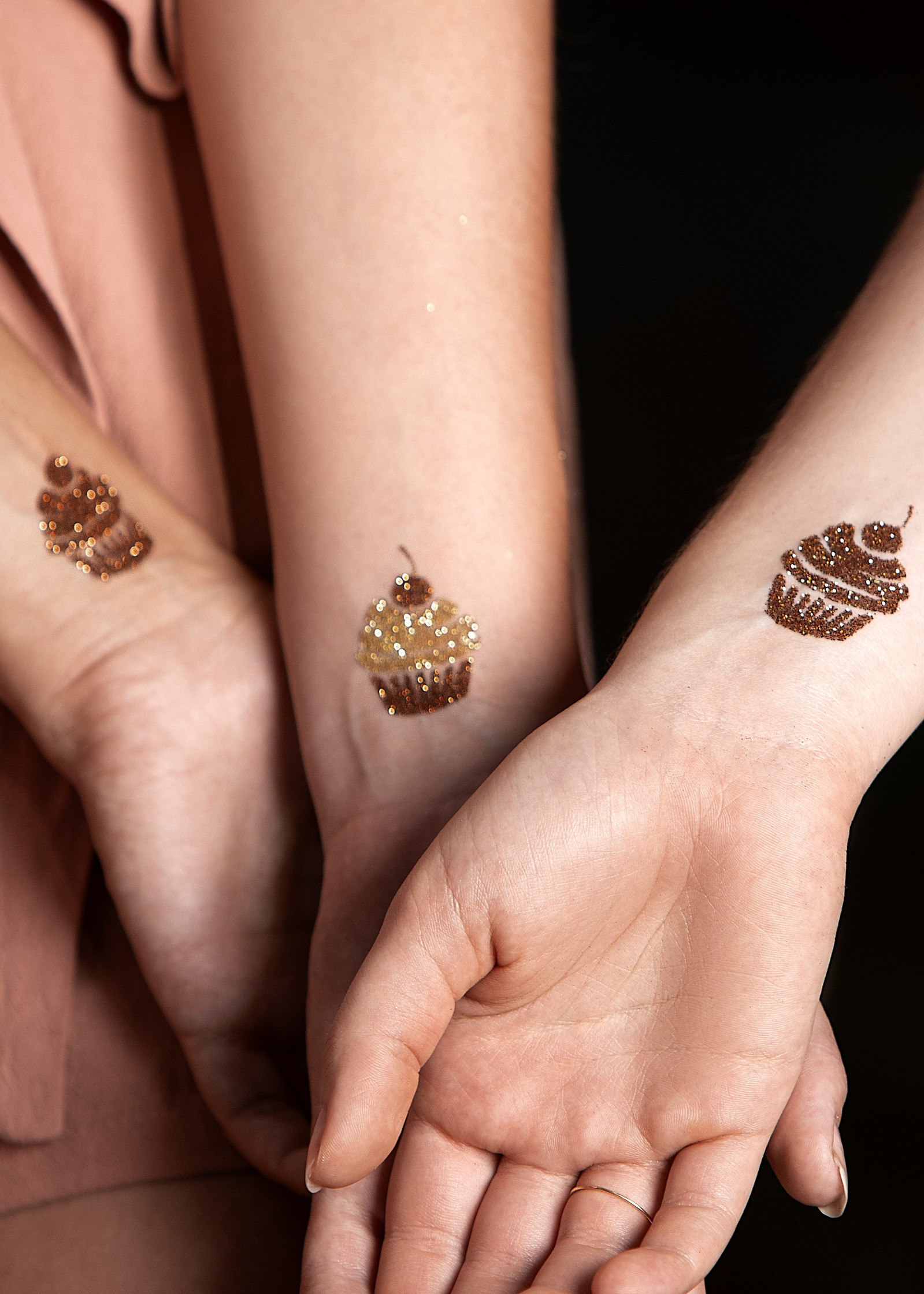 Tatouage éphémères à paillettes ou tattoo paillettes pour mariages, animation commerciale, anniversaire, festival, entreprise, CE...