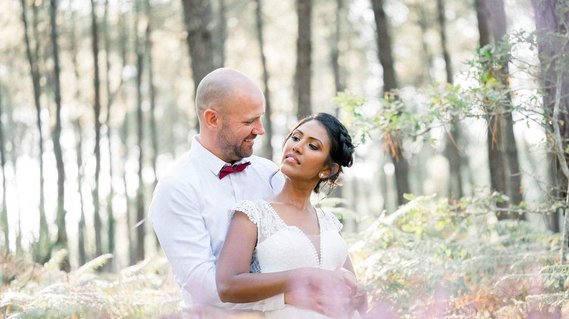Meena et son mari lors d'un shooting photo pendant leur mariage.
J'ai maquillé Meena chez elle.