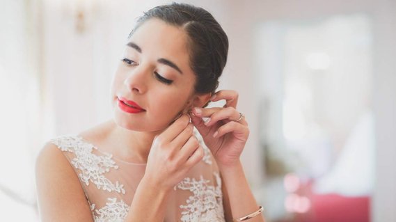 Valérie est l'une de mes premières mariée, ce n'est pas sans émotions que j'ai découvert son avis laissé sur Google.
C'est un plaisir de lire ses mots et j'ai été ravie de faire sa mise en beauté.