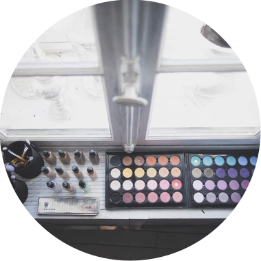 Je travaille avec du maquillage professionnel avec des grandes marques et des produits de qualité comme SLA, Makeup Forever, Too Faced, Urban Decay, Diamond FX, et Kryolan.