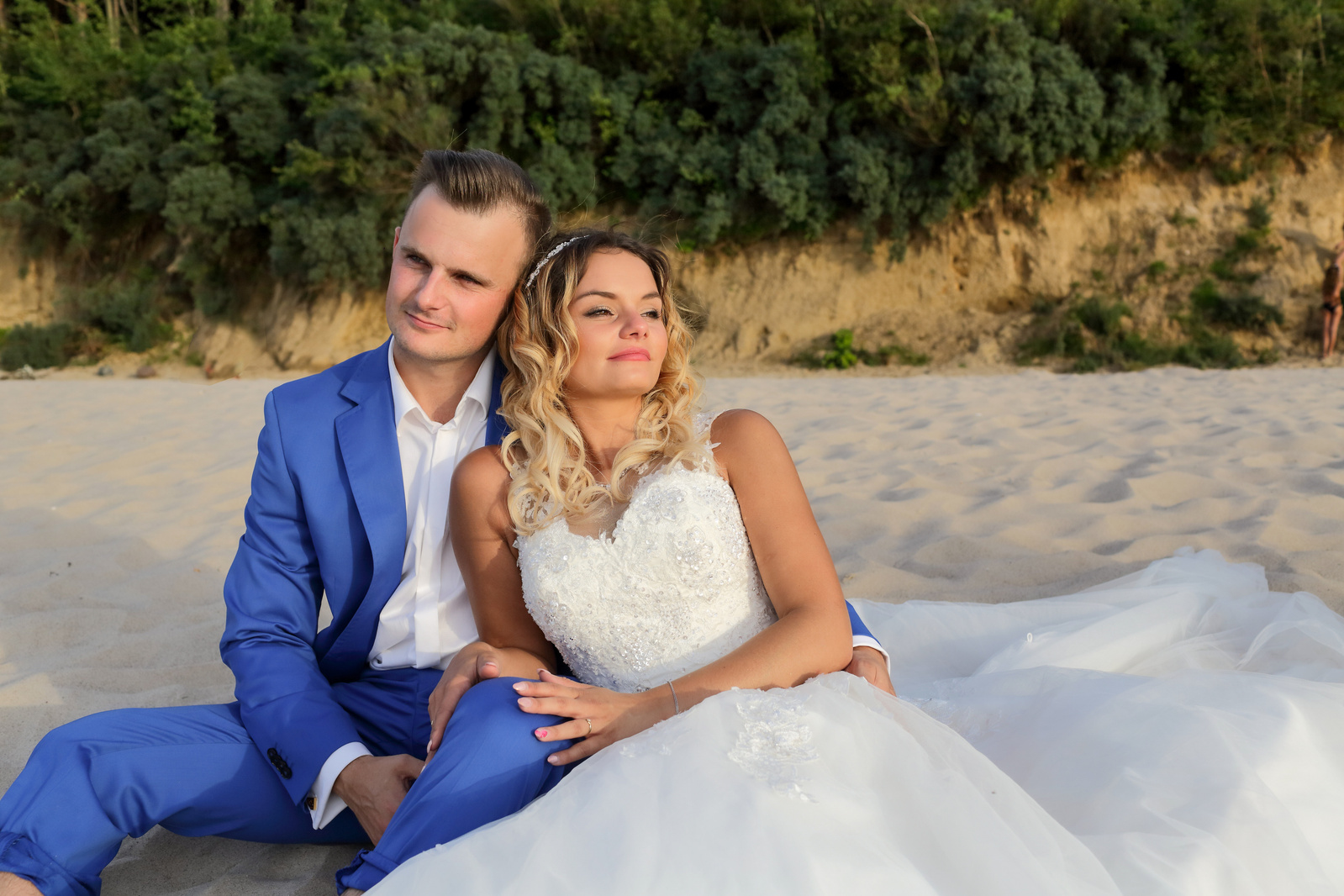 Para młoda podczas sesji plenerowej nad morzem