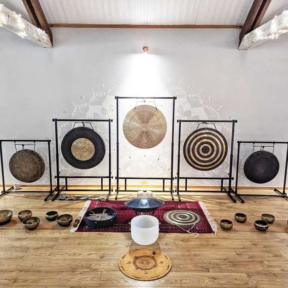 Earth Resonance sound bath setup at the Yoga Shed studio in Wickham, Hampshire. Gongs, singing bowls and handpan.