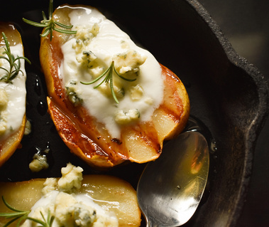 Grilled pears in a cast iron skillet, with honey, blue cheese and rosemary 
