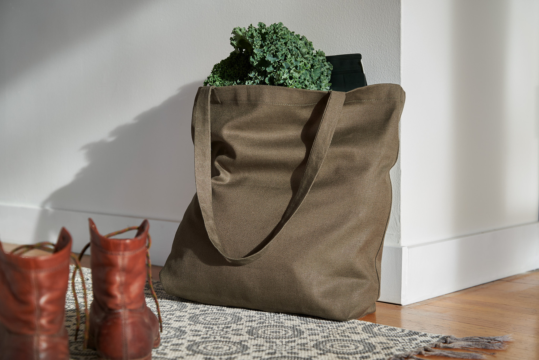 Lifestyle product photographer for Canadian slow fashion brand Central Standard featuring everyday tote bag in olive. 