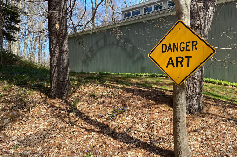 A beautiful art studio in the middle of the forest in a quiet area that will remain secret until it is not. 