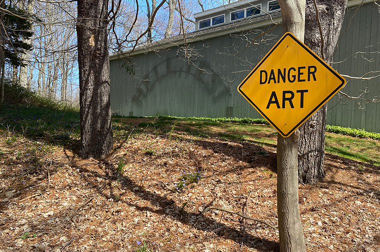 A beautiful art studio in the middle of the forest in a quiet area that will remain secret until it is not. 