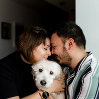 sessão fotográfica de casal em casa com cachorro