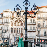 mulher de vestido verde em frente a estação de São Bento