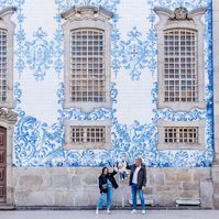 sessão fotográfica de família no painel de azulejos da Igreja do Carmo na cidade do Porto em Portugal.