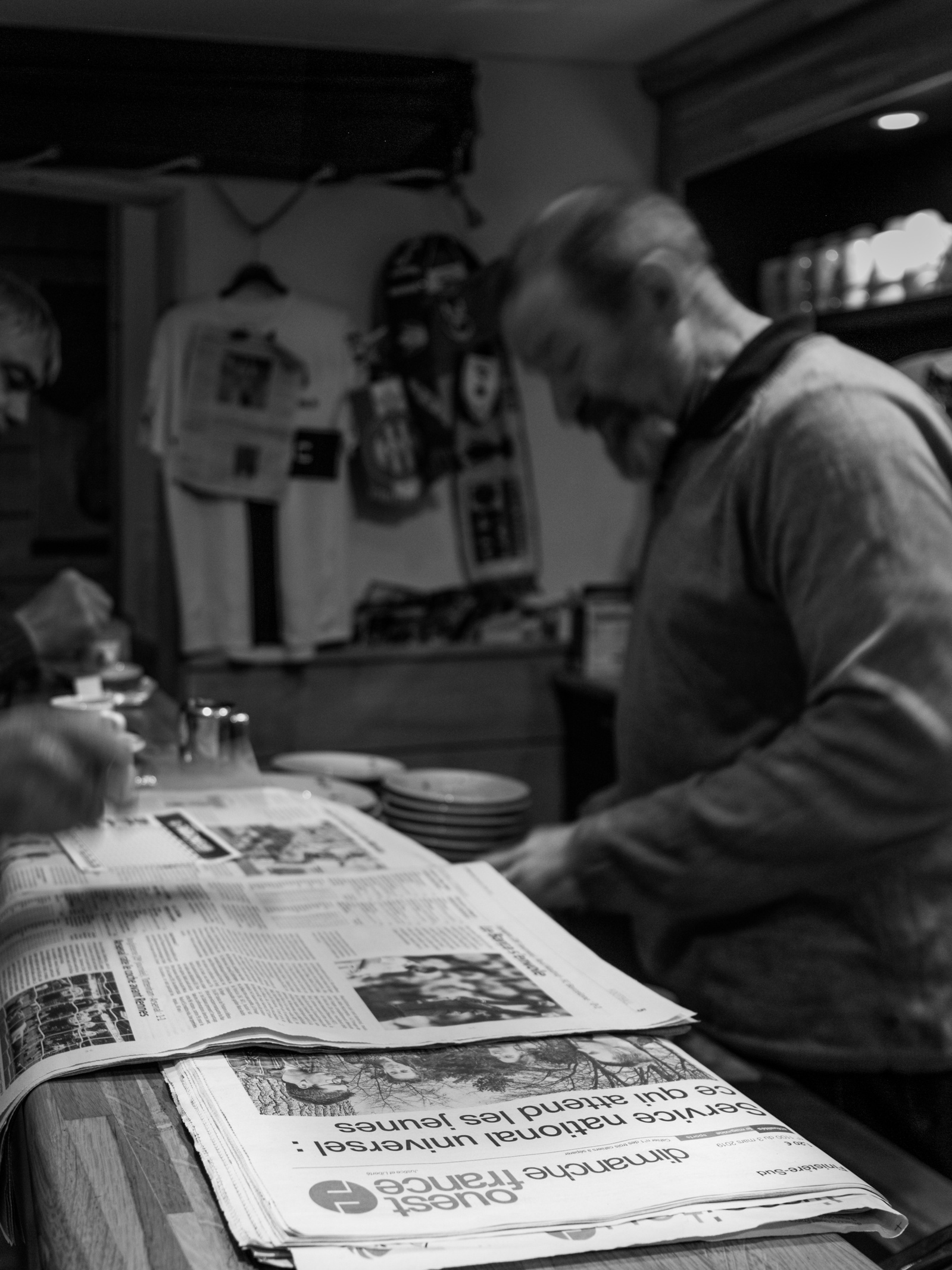 Inside the Bar, it is warm; many clients come every day, talking with the "patron";
The site is only for them in winter