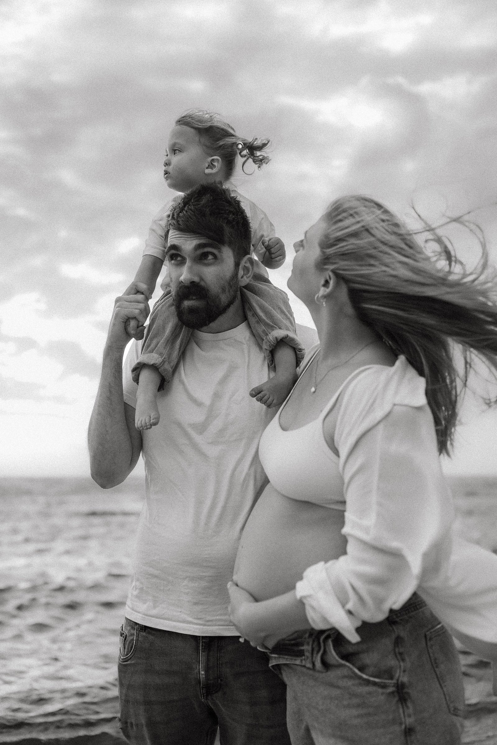 Maternity family photoshoot at the beach