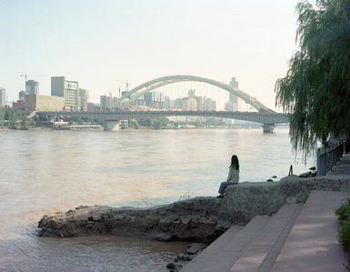 The Yellow River, Lanzhou, Gansu Province, China. October 2023. 黄河沿岸，年轻的女孩，兰州甘肃。