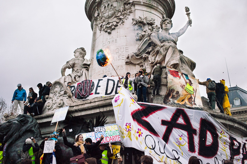 Les gilets jaunes rencontrent la marche pour la climat sur la place de la république, à Paris, le samedi 8 décembre 2018.
#demonstration #social #protest #manifestation #Paris #rassemblement #republique #france #giletsjaunes #marcheclimat #marchepourlecl