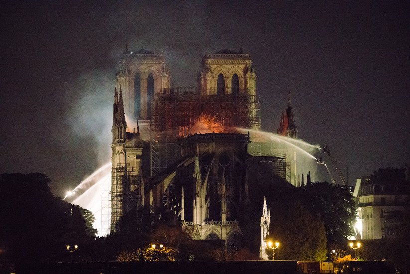 Vers 19h, le 15 avril 2019, un incendie s'est déclaré dans les combles de Notre-Dame de Paris. Les 2/3 de la toitures sont partis en fumée, et la flèche de l'édifice s'est effondrée.
#cathedral #cathedralenotredame #fire #fr