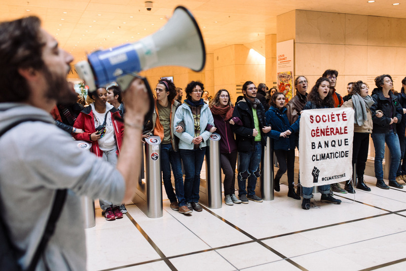 Vendredi 15 mars 2019, des étudiants (environ 140) ont bloqué pendant plus de trois heures l'entrée du siège de la Société générale à La Défense, pour dénoncer ses investiments dans les énérgies fociales néfastes pour le climat.
#activisme #banque #citoye