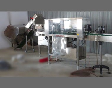Bottle unscrambling machine with empty bottle storage tank and bottle lifter