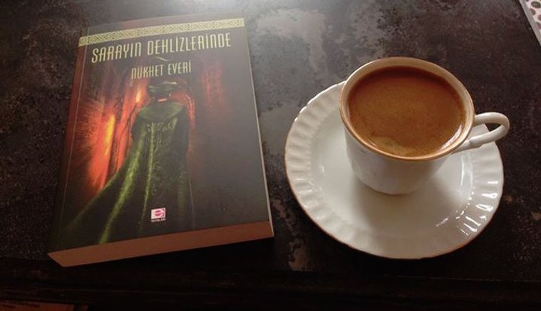 Sarayın Dehlizlerinde Kitabı Nükhet Everi