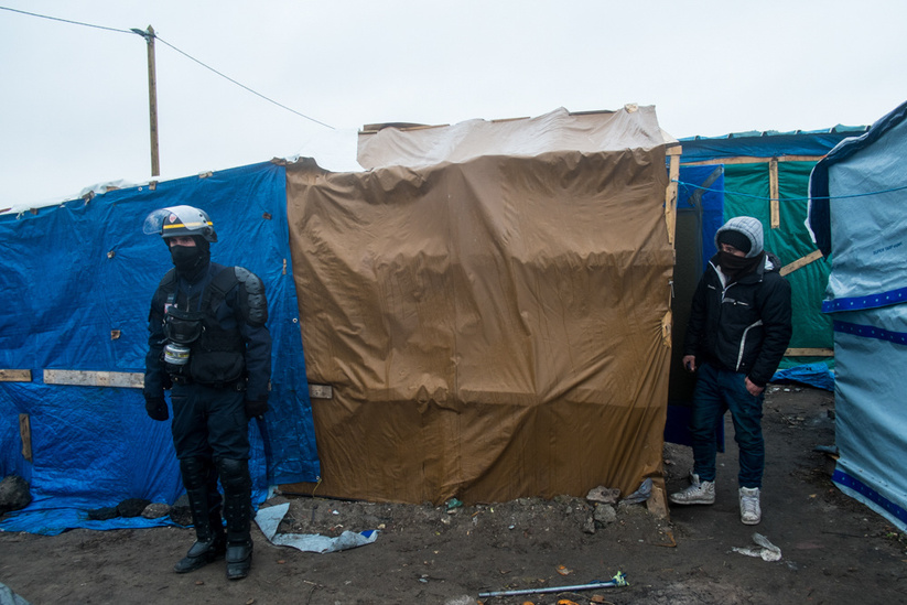 2Ë jour de dÈmantËlement de la moitiÈ sud de la Jungle de Calais, le 1er mars 2016