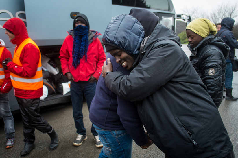 Un migrant saluant un ami avant son dÈpart vers un CAO - DÈpart d'un bus emmenant une petite trentaine de migrants dans un des centres d'accueil et d'orientation (CAO) du sud de la France, Calais, le 01/03/2016