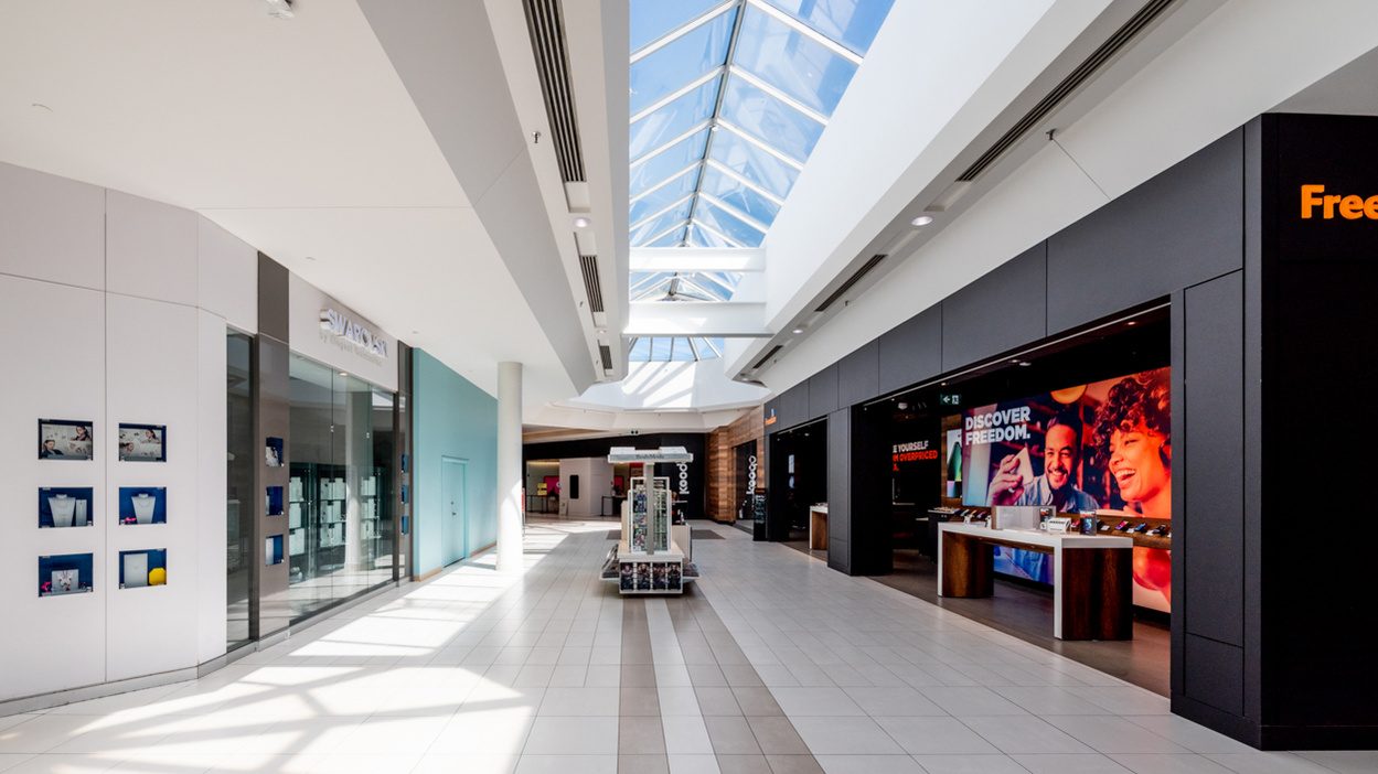 White Oaks Mall London Ontario by Frank Fenn IDEA3 Photography interior Freedom Mobile