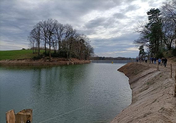 Visite d'un lac avec digue étanchée par géomembrane-EPDM