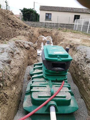 La micro-station Inncolair, grâce à sa sortie haute permet d'infiltrer les eaux et facilite les réalisation en terrain difficile - réalisation sur Carbonne (31) - Toulouse sud