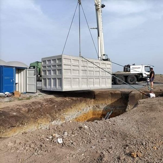 Déchargement d'une cuve de stockage en béton