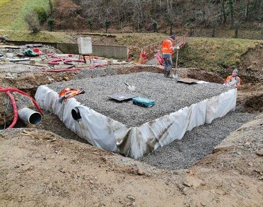 Fermeture en géotextile et remblaie du réservoir enterré. 