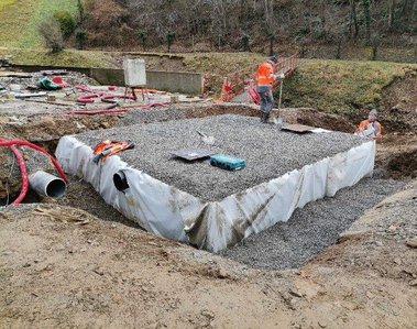 Fermeture en géotextile et remblaie du réservoir enterré. 
