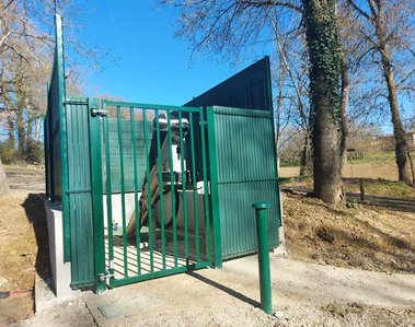 une rampe bétonnée et une dalle de propreté a été réalisée afin d'exploiter le dégrilleur