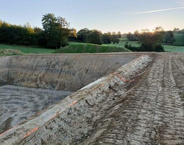 Tranchées d'ancrage pour fosse étanche en géomembrane