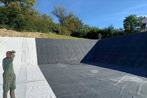 pose des lès de géomembrane dans la fosse à lisier