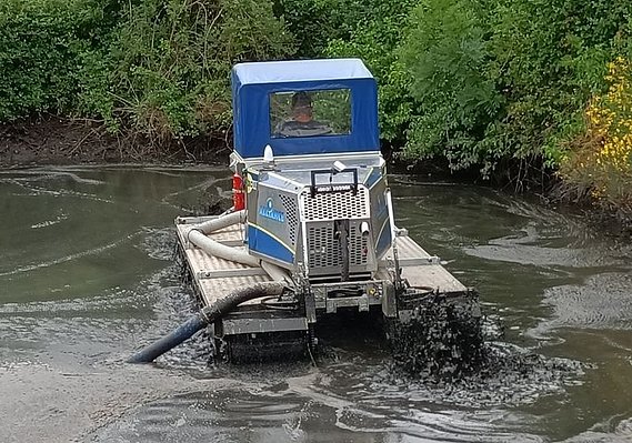 le radeau à chenille permet le dragage des boues sur l'ensemble du bassin